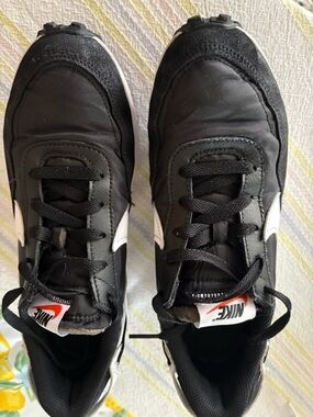 Ladies Nike  black waffle debut sneakers